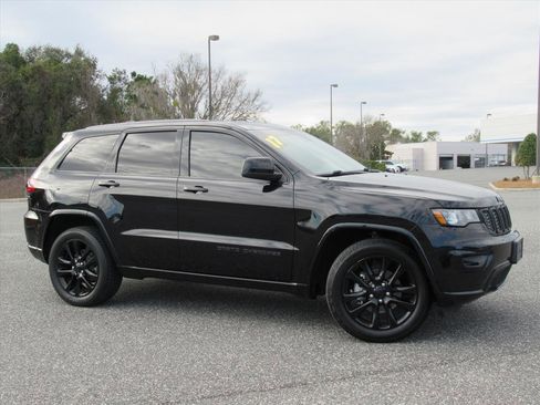 Used 2017 Jeep Grand Cherokee Altitude image 2