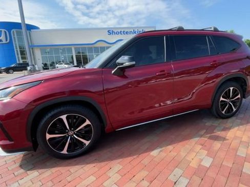 Used 2022 Toyota Highlander XSE FWD image 6