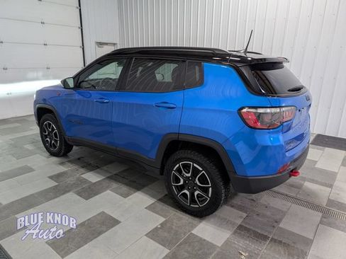Used 2025 Jeep Compass Trailhawk AWD/4WD image 2
