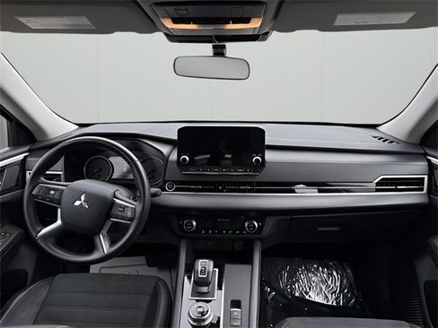 Used 2024 Mitsubishi Outlander SE image 16