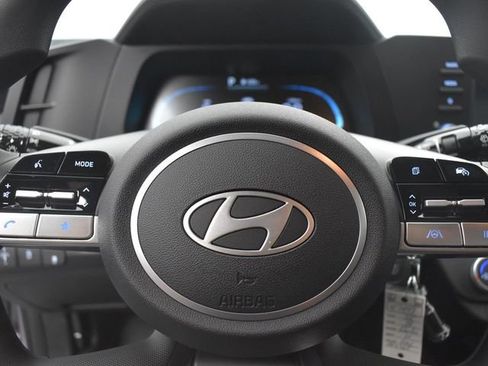 Used 2025 Hyundai Elantra SE FWD image 12