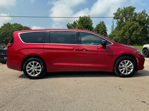 Used 2025 Chrysler Pacifica Select AWD/4WD image 4