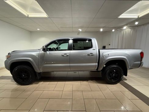 Used 2019 Toyota Tacoma SR5 image 2