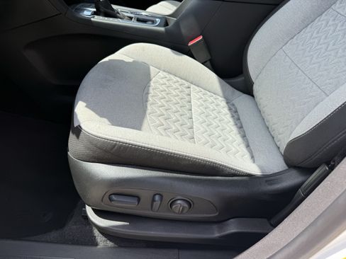 Used 2024 Chevrolet Equinox LT FWD image 28