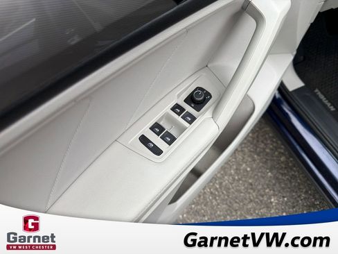 Used 2023 Volkswagen Tiguan SE w/ Panoramic Sunroof Package image 12