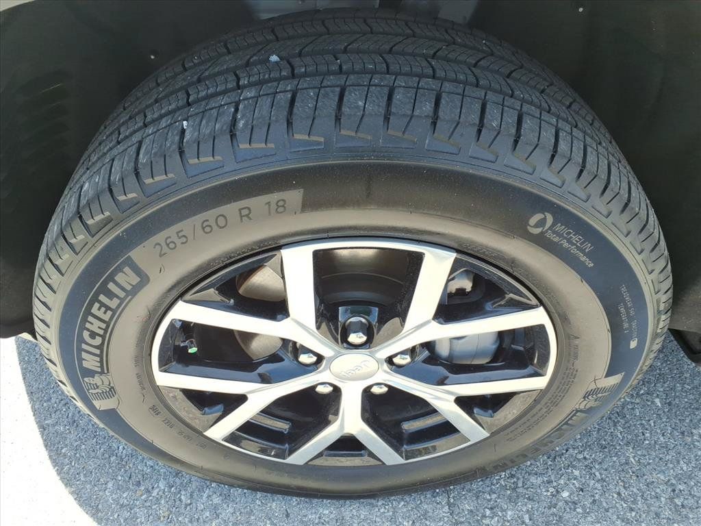 Used 2025 Jeep Grand Cherokee Limited AWD/4WD image 10