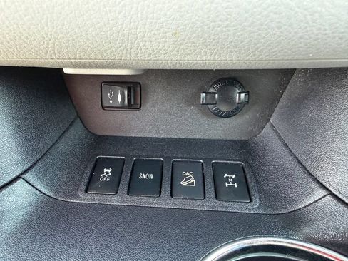 Used 2014 Toyota Highlander XLE AWD/4WD image 10