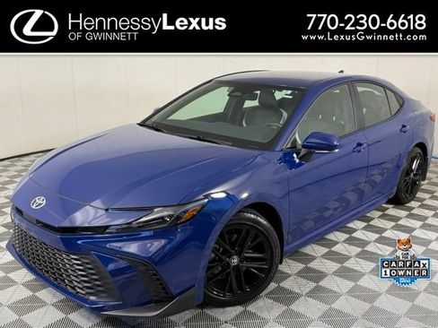 Used 2025 Toyota Camry SE FWD image 1