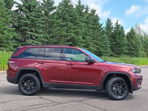 Used 2024 Jeep Grand Cherokee Altitude AWD/4WD image 17