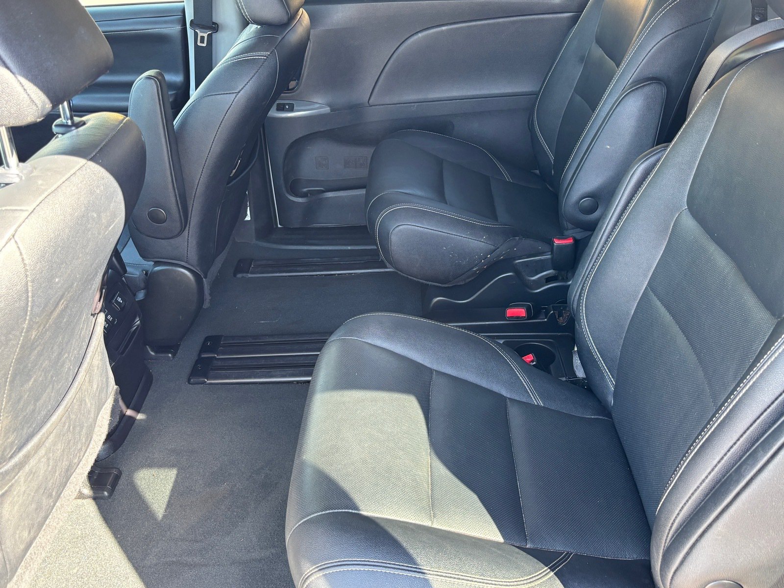 Used 2020 Toyota Sienna SE w/ Carpet Mat Package FWD image 26