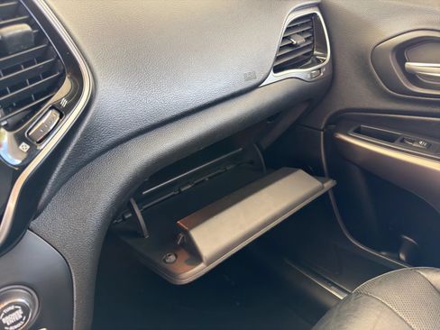 Used 2019 Jeep Cherokee Limited FWD image 34