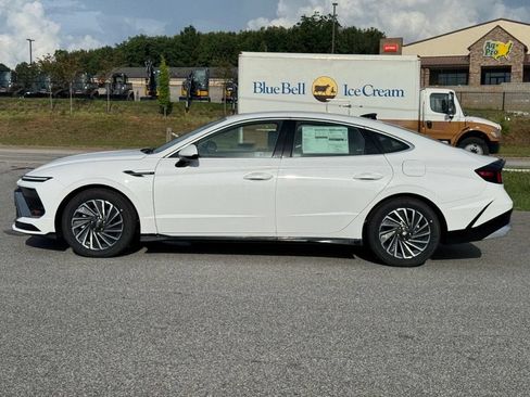 Used 2025 Hyundai Sonata SEL FWD image 2