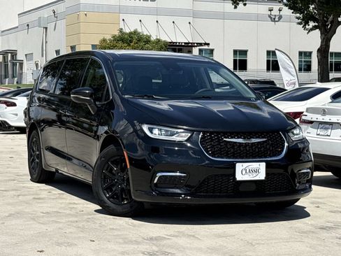 Used 2023 Chrysler Pacifica Touring-L FWD image 2