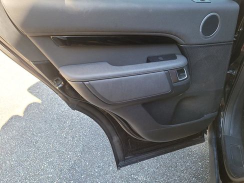 Used 2020 Land Rover Discovery SE image 39