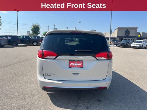 Used 2017 Chrysler Pacifica Touring-L w/ Tire & Wheel Group FWD image 4