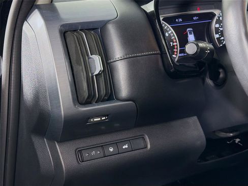 Used 2025 Nissan Pathfinder SL AWD/4WD image 10