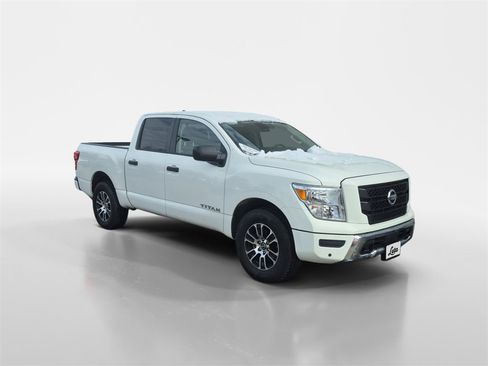 Used 2023 Nissan Titan SV image 2