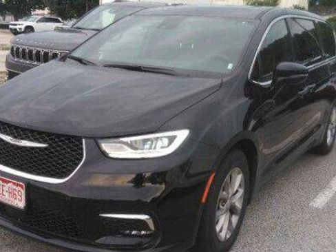 Used 2026 Chrysler Pacifica Limited FWD image 1