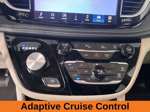 Used 2024 Chrysler Pacifica Limited FWD image 19