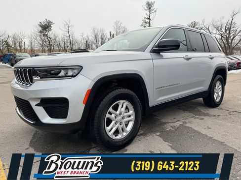 Used 2023 Jeep Grand Cherokee Laredo image 1