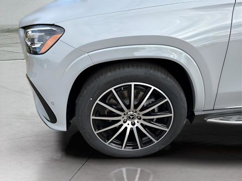 New 2026 Mercedes-Benz GLS 580 4MATIC image 9