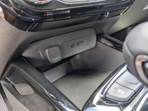 Used 2024 Chevrolet Trax RS FWD image 28