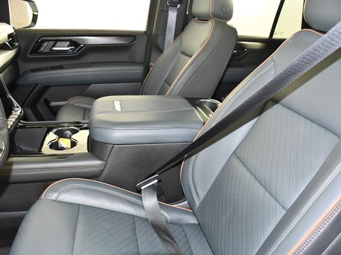 Used 2025 GMC Yukon AT4 AWD/4WD image 41