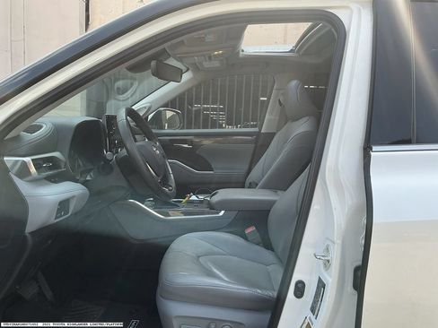 Used 2021 Toyota Highlander Limited FWD image 8