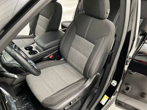 Used 2025 GMC Acadia Elevation image 9