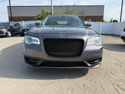 Used 2019 Chrysler 300 Touring RWD image 4