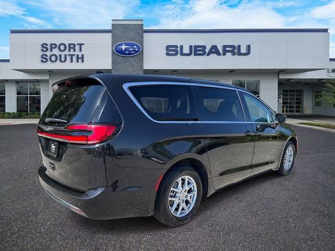 Used 2023 Chrysler Pacifica Touring-L FWD image 3
