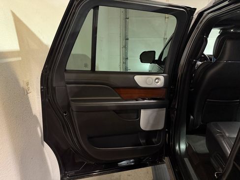 Used 2023 Lincoln Navigator L Reserve AWD/4WD image 11