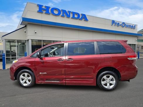 Used 2011 Toyota Sienna w/ Towing Pkg FWD image 7