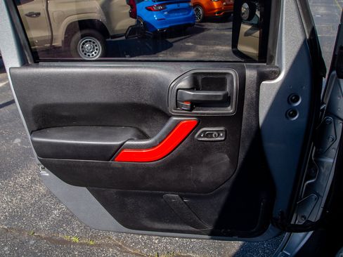 Used 2015 Jeep Wrangler Unlimited Rubicon w/ Connectivity Group AWD/4WD image 11