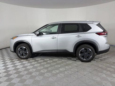Used 2024 Nissan Rogue SV AWD/4WD image 4