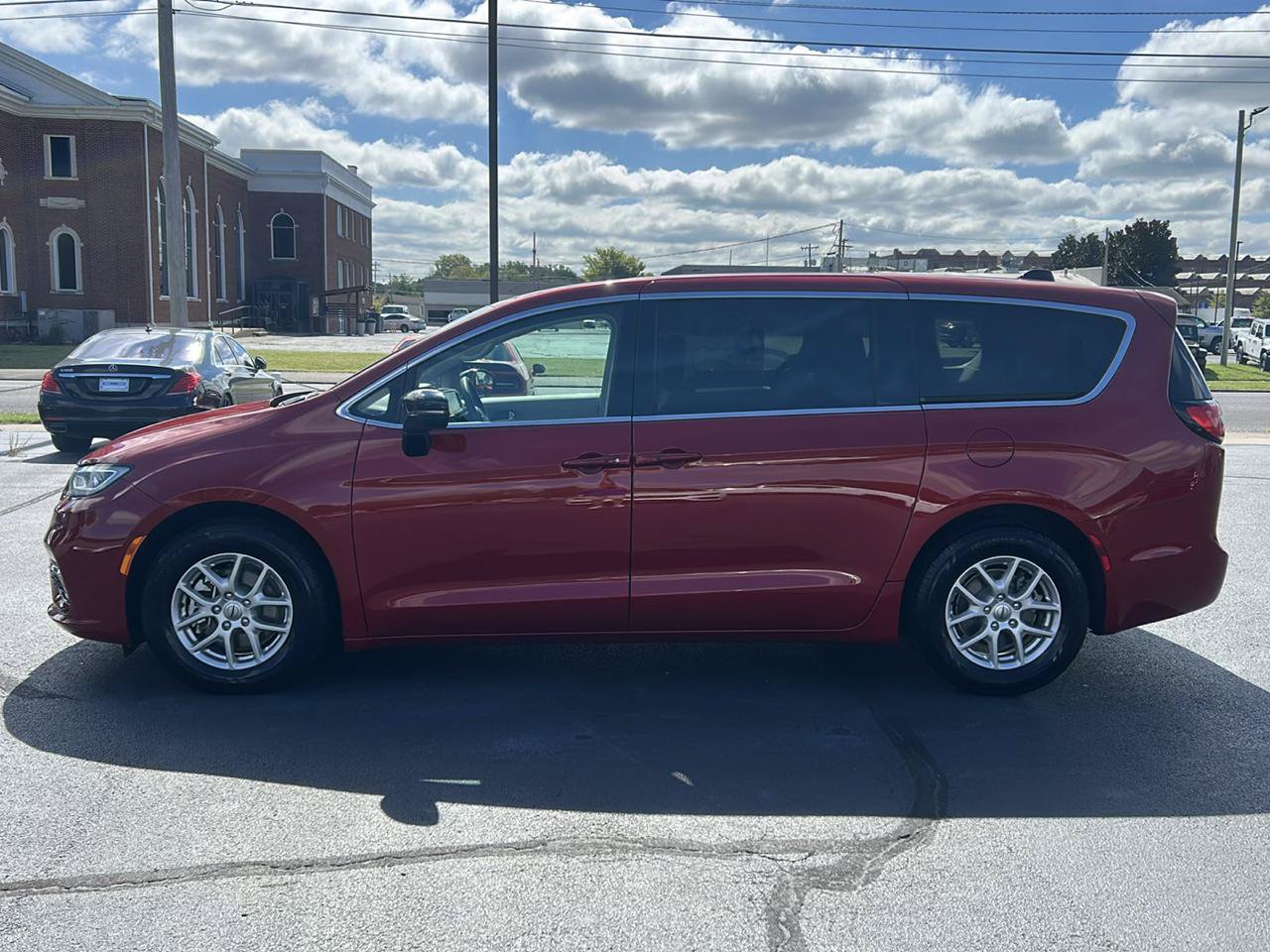 Used 2024 Chrysler Pacifica Touring-L FWD image 8