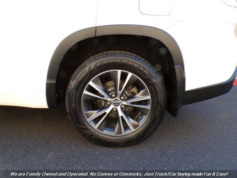 Used 2017 Toyota Highlander Plus w/ Carpet Mat Package image 46