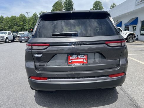 Used 2026 Jeep Grand Cherokee Altitude AWD/4WD image 2