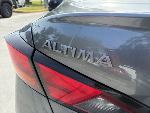 Used 2024 Nissan Altima 2.5 SV FWD image 9
