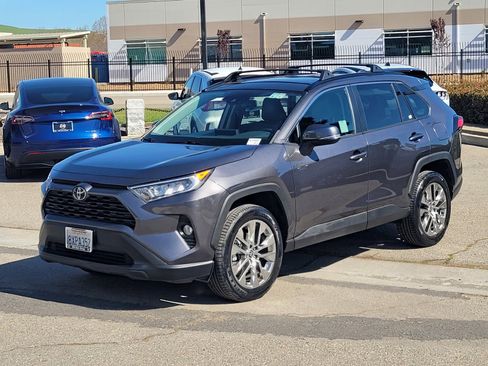 Used 2021 Toyota RAV4 XLE Premium image 8