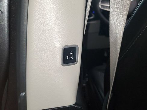 Used 2023 Chrysler Pacifica Touring-L FWD image 17