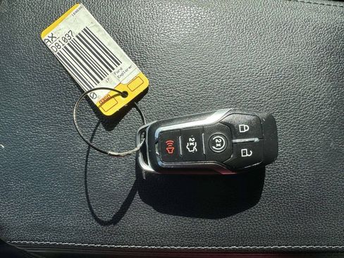 Used 2017 Ford Explorer XLT w/ Equipment Group 202A AWD/4WD image 38
