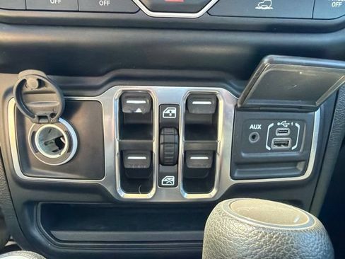 Used 2022 Jeep Gladiator Overland w/ LED Lighting Group AWD/4WD image 28