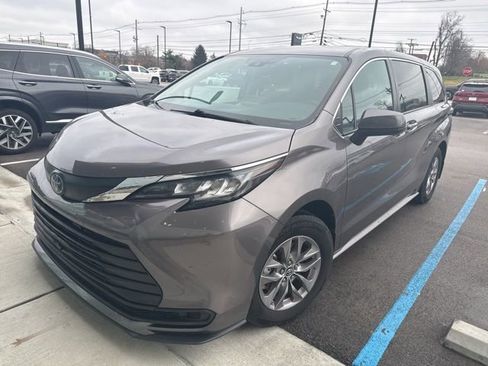Used 2022 Toyota Sienna LE image 1