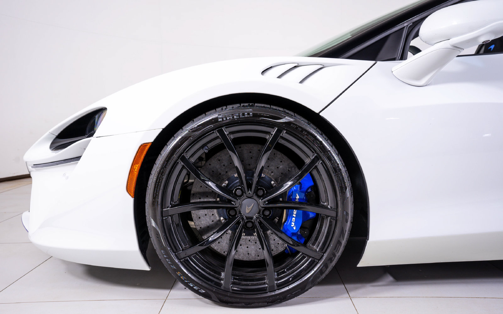 Used 2025 McLaren Artura Spider RWD image 16