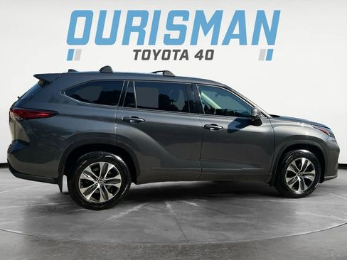 Used 2021 Toyota Highlander XLE AWD/4WD image 8