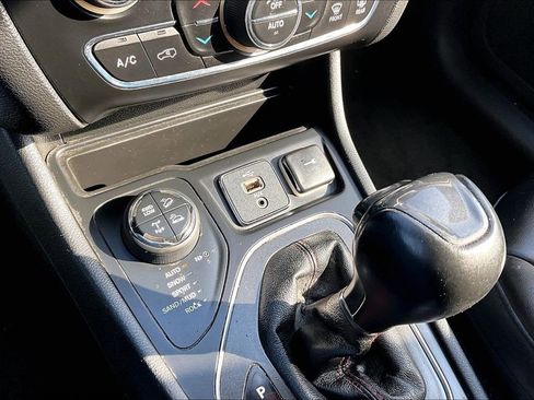 Used 2019 Jeep Cherokee Trailhawk w/ Comfort/Convenience Group AWD/4WD image 33