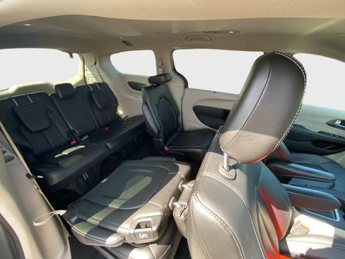 Used 2024 Chrysler Pacifica Touring-L FWD image 14