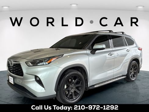 Used 2022 Toyota Highlander LE FWD image 13