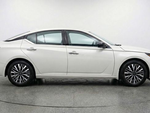Used 2025 Nissan Altima 2.5 SV FWD image 11